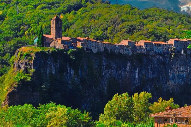 Este es el pueblo del norte más espectacular: está construido sobre un acantilado y cuesta creer que es real
