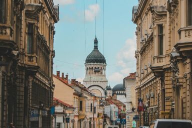 La ciudad más bonita de Transilvania, según la inteligencia artificial: llena de jardines, torres góticas y calles con encanto