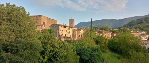 Este es el pueblo medieval mejor conservado del norte de España: tiene un castillo en el centro y está rodeado de volcanes